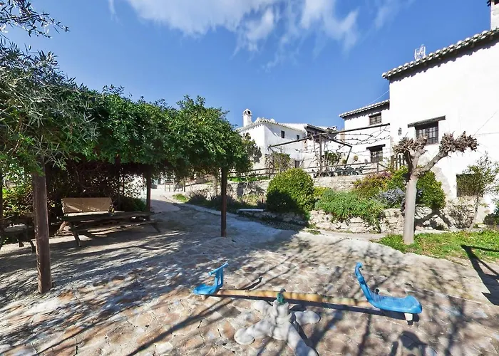 Elegant In With Pool And Garden