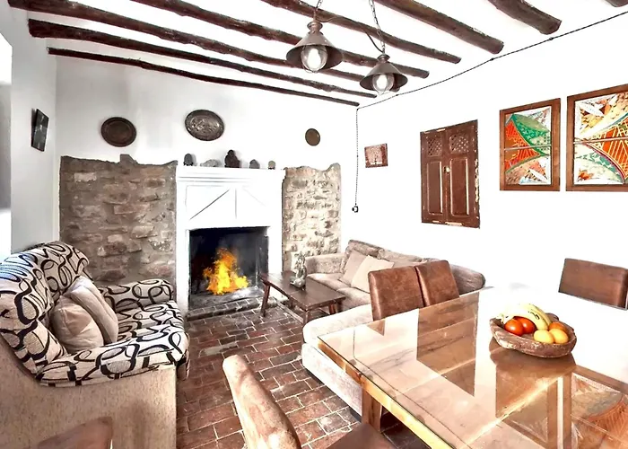 Elegant In With Pool And Garden